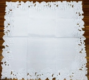Obrusy z haftem srebrnym Richelieu 85x85