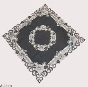 Popielaty obrus w srebrne kwiaty