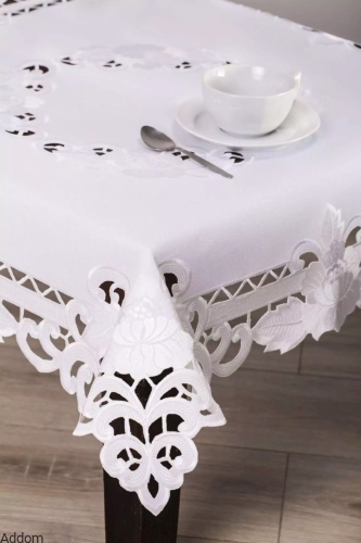 kwadratowy-bialy-obrus-z-haftem-Richelieu.webp