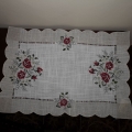 serweta-lniana-haftowana-w-bordowe-roze.jpg